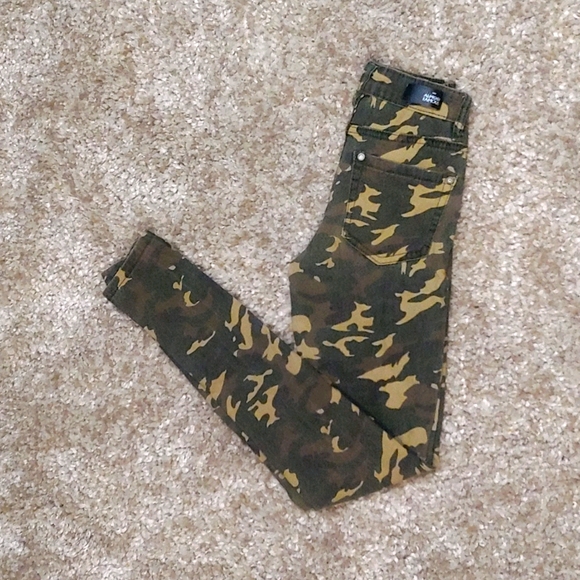 Jeans - Picture 1 of 5